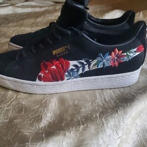Classic suede Pumas with embroidered flowers